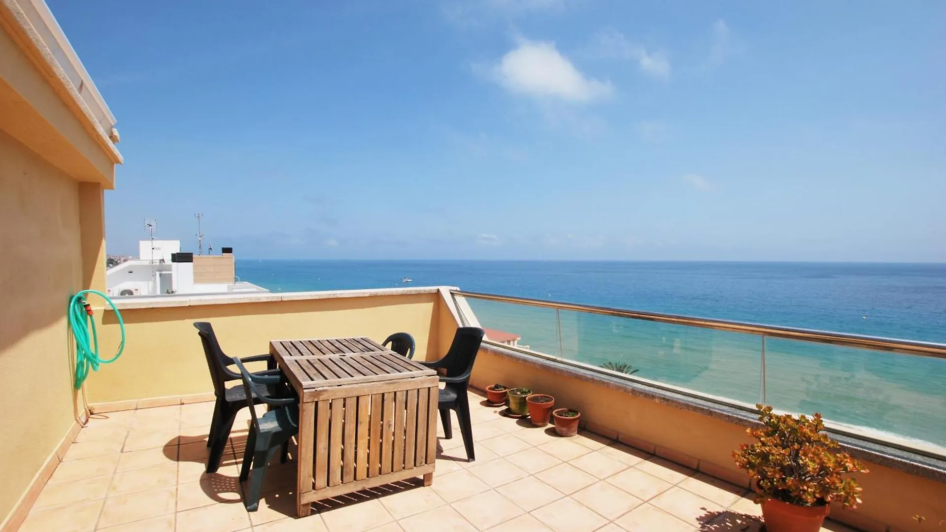 Waves And Sky Appartement Montgat Spanje